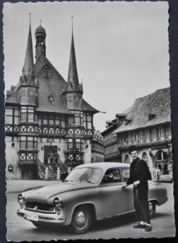Wartburg 311 Limousine vor Rathaus Wernigerode 1956 Werkspostkarte (8526)